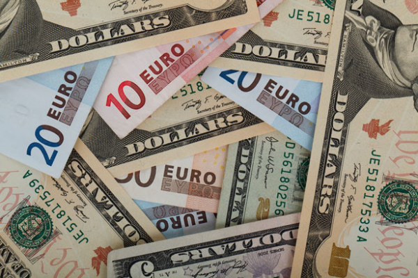 Marché Financier et monétaire  international Face au dollar, l’euro continue son repli