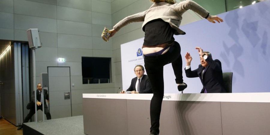 Incroyable mais vrai : Une femme bondit sur le Directeur de la BCE et l’interrompt brutalement