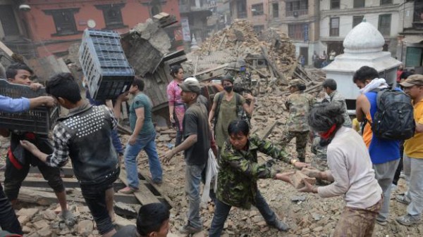 Séisme au Népal : le bilan dépasse les 1 000 morts