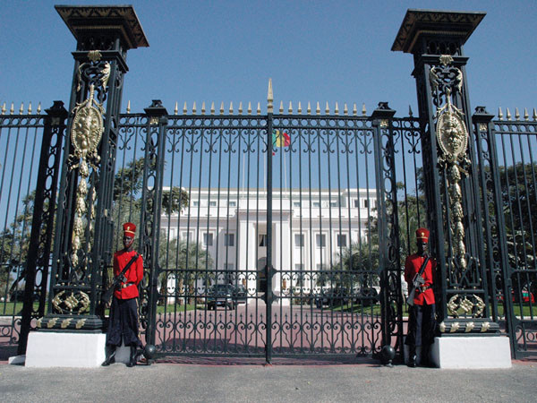 Politique : heurts entre gendarmes, élèves et étudiants de l‘APR devant les grilles du  palais