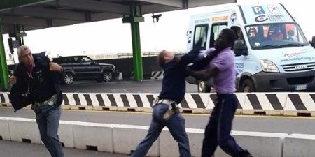 Des marchands ambulants ‘’réchauffent’’ des policiers français