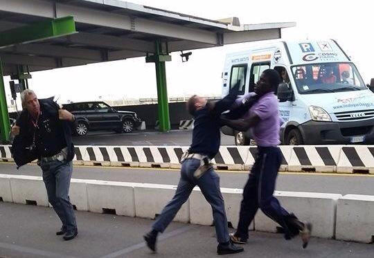 Des marchands ambulants ‘’réchauffent’’ des policiers français