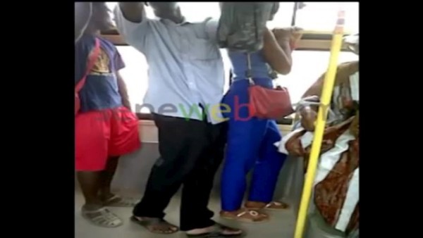 Du cocasse dans un bus Tata : Un homme se frotte contre  elle, invitée à se déplacer la dame s’énerve
