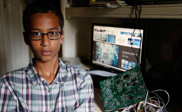 La Police retourne enfin à Ahmed Mohamed son horloge qui avait été prise pour une bombe