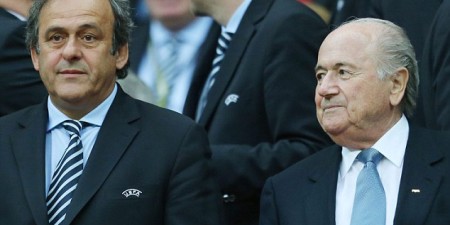 Sepp Balter et Michel Platini, son potentiel successeur,  mouillés dans une affaire aux allures de scandale