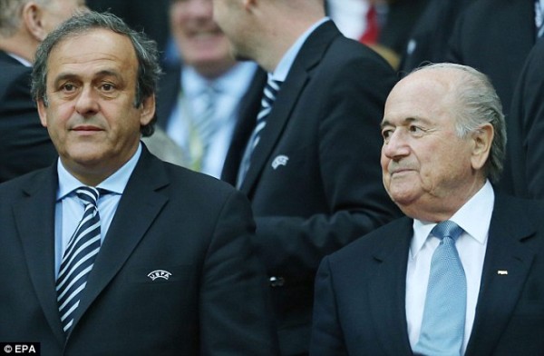 Sepp Balter et Michel Platini, son potentiel successeur,  mouillés dans une affaire aux allures de scandale