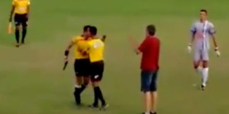 Foot/insolite : Bousculé, un arbitre brésilien sort un pistolet en plein match