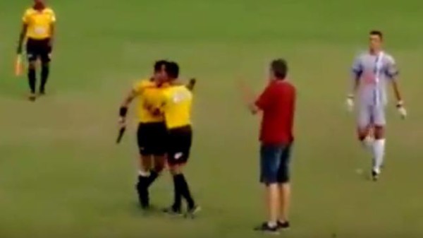 Foot/insolite : Bousculé, un arbitre brésilien sort un pistolet en plein match