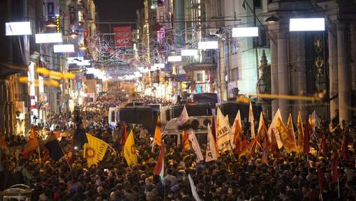 Istanbul : Près de 10.000 manifestants contre le gouvernement après le double attentat qui a fait 86 morts