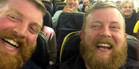 Auraient-ils été séparés à la naissance ? Un homme barbu rencontre sa copie conforme dans un avion