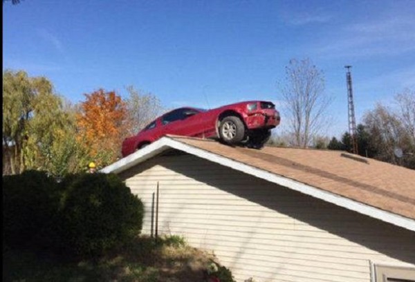 Etats-Unis Impressionnante image post-ouragan, un chauffeur retrouvé sur un toit avec sa Mustang