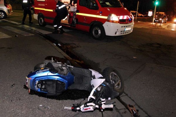 Violent accident sur l’avenue  Bourguiba, un scooter s’encastre dans un taxi faisant deux blessés graves