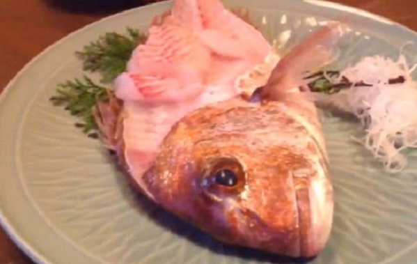 Hallucinant : A moitié bouffé, un poisson revient à la vie et tressaute sur le plat