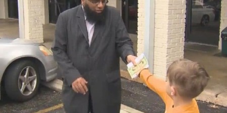 Texas : Bel exemple de solidarité et de dépassement, un enfant de 7 ans fait un don de toute sa tirelire à la mosquée vandalisée