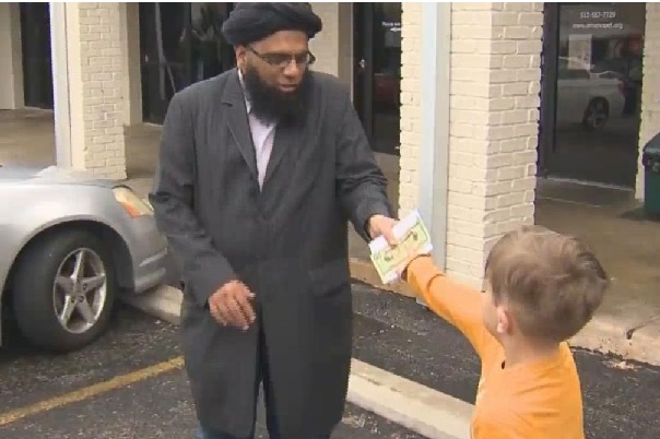 Texas : Bel exemple de solidarité et de dépassement, un enfant de 7 ans fait un don de toute sa tirelire à la mosquée vandalisée