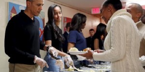 Obama et famille distribuent des repas de Thanksgiving à des sans-abri