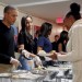 Obama et famille distribuent des repas de Thanksgiving à des sans-abri