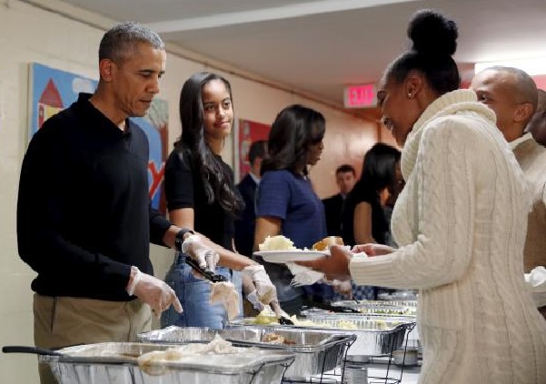 Obama et famille distribuent des repas de Thanksgiving à des sans-abri