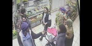 New York un postier est pris en photo crachant sur deux mères musulmanes en hijab, les qualifiant de terroristes…