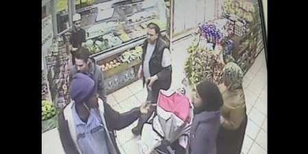 New York un postier est pris en photo crachant sur deux mères musulmanes en hijab, les qualifiant de terroristes…