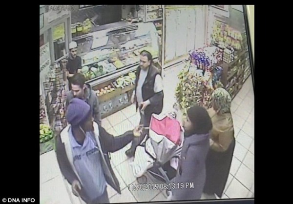 New York un postier est pris en photo crachant sur deux mères musulmanes en hijab, les qualifiant de terroristes…
