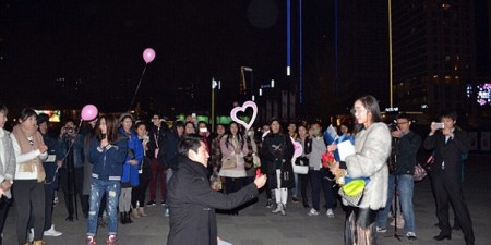 Demande de mariage, elle humilie son fiancé en public, le diamant offert était trop petit à son goût