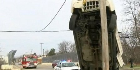 Accident spectaculaire à Ohio: Une mère se retourne pour nourrir son fils et percute un poteau