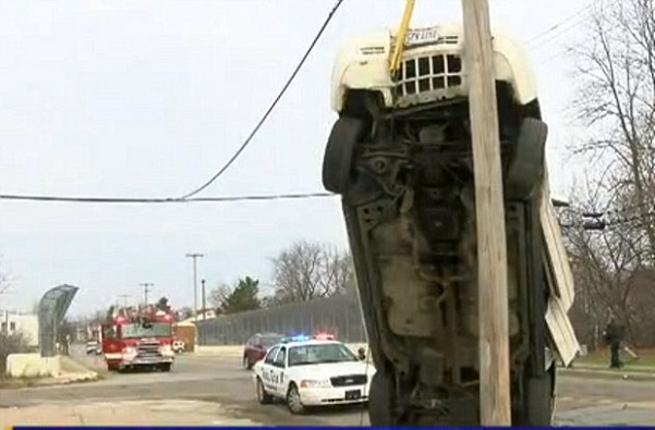 Accident spectaculaire à Ohio: Une mère se retourne pour nourrir son fils et percute un poteau