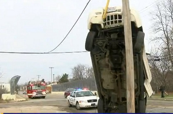 Accident spectaculaire à Ohio: Une mère se retourne pour nourrir son fils et percute un poteau