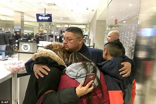 Durcissement des lois anti-immigration de Trump : Marié à une Américaine, un Mexicain expulsé des Etats-Unis après 29 ans de présence…