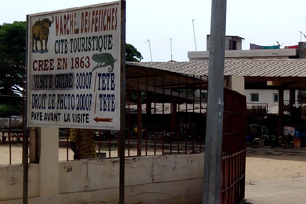 Togo : crânes d’animaux,  peaux, cornes, plumes…à la découverte du marché des fétiches de Lomé