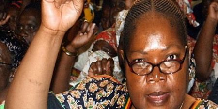 Zimbabwe : L’ex vice-présidente Joice Mujuru, chef de file de l’opposition agressée en plein meeting