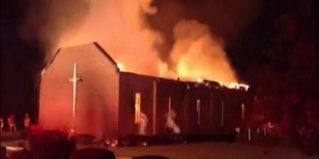 Sud du Nigeria : Un homme épouse sa petite sœur, très fâchés, les voisins brûlent l’église après le mariage jugé incestueux