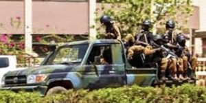Burkina Faso : moins de 48 heures après l’attentat, trois assaillants tentent de forcer un barrage près de la présidence