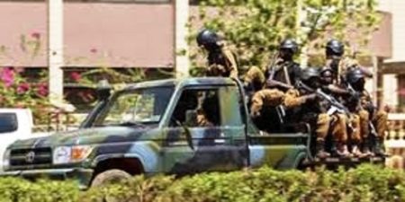 Burkina Faso : moins de 48 heures après l’attentat, trois assaillants tentent de forcer un barrage près de la présidence