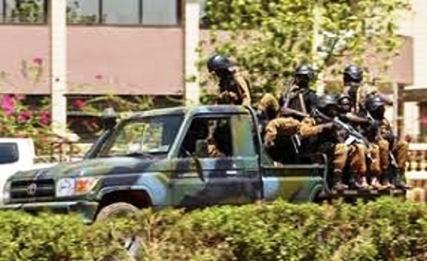 Burkina Faso : moins de 48 heures après l’attentat, trois assaillants tentent de forcer un barrage près de la présidence
