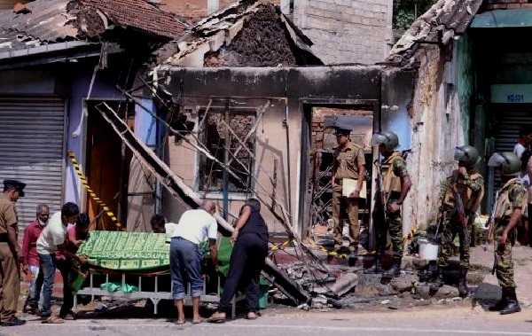 Sri Lanka : l’état d’urgence décrété après une vague de violence contre les musulmans au centre du pays