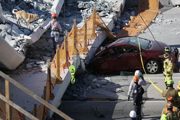 Miami/Etats-Unis : un pont pour piéton s’affaisse sur une autoroute faisant 4 morts