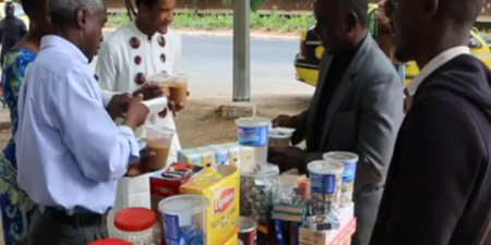Fêtes de Pâques : l’ambassadeur des États-Unis au Sénégal, en signe de solidarité, distribue gratuitement du Ngalax à son voisinage