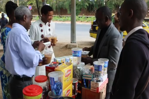 Fêtes de Pâques : l’ambassadeur des États-Unis au Sénégal, en signe de solidarité, distribue gratuitement du Ngalax à son voisinage