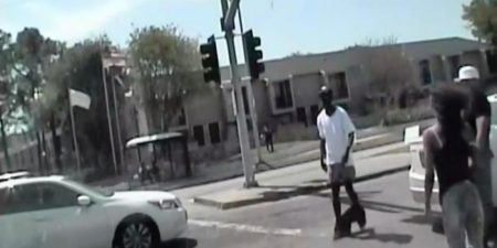 Texas : Un policier blesse mortellement un homme sans armes marchant avec un pantalon baissé