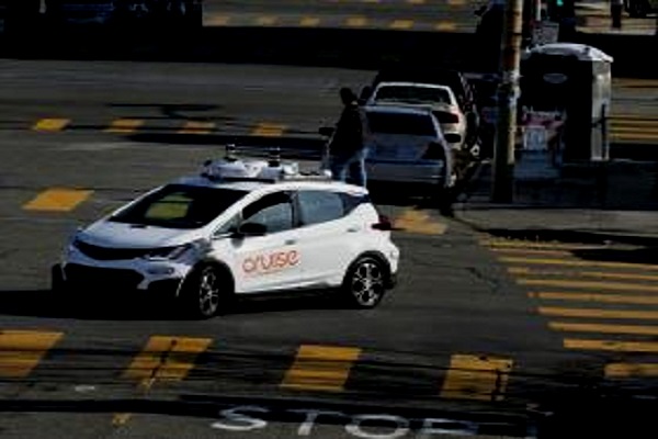 Nouvelles technologies:  une de ses voitures en mode autonome tue un piéton, d’Uber Technologies Inc suspend ses tests