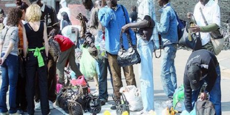 Espagne : des Sénégalais, vendeurs à la sauvette, ont défilé à Barcelone sous le slogan « vêtements légaux faits par des clandestins »