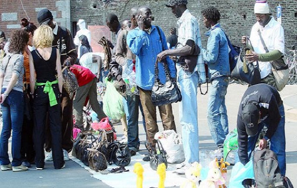 Espagne : des Sénégalais, vendeurs à la sauvette, ont défilé à Barcelone sous le slogan « vêtements légaux faits par des clandestins »