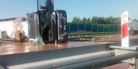 Pologne : une autoroute transformée en un lac de chocolat après le renversement d’un camion