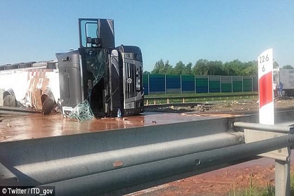 Pologne : une autoroute transformée en un lac de chocolat après le renversement d’un camion