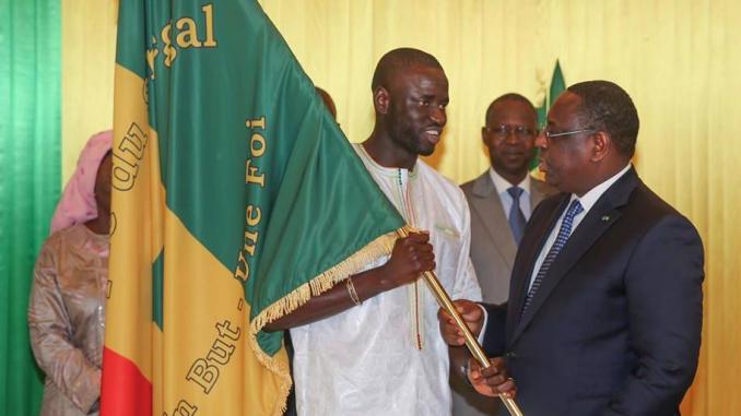 Remise du drapeau à l’équipe nationale :  Macky Sall exhorte les Sénégalais à faire bloc derrière l’équipe nationale