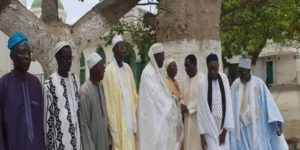 Le Dr Cheikh Kanté reçu par le Grand Serigne de Dakar et les notables de la communauté lébou du Cap Vert.