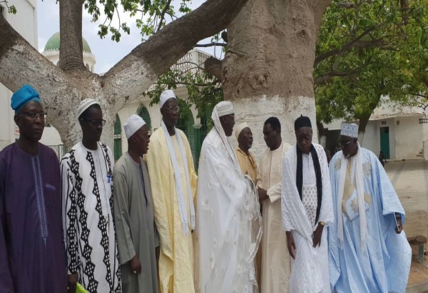 Le Dr Cheikh Kanté reçu par le Grand Serigne de Dakar et les notables de la communauté lébou du Cap Vert.