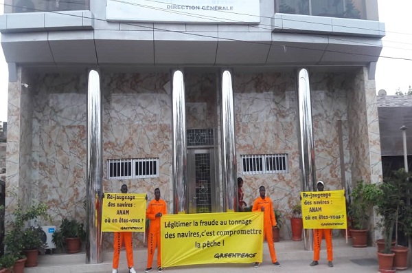Pêche : Des militants de Greenpeace ont protesté devant les locaux de l’ANAM pour exiger le re-jaugeage complet des navires de pêche au Sénégal